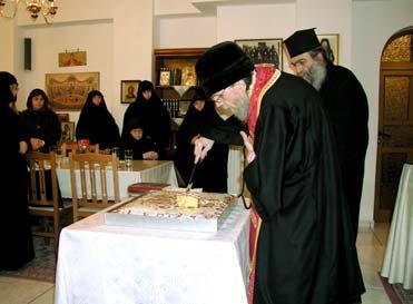 Κυπριανὸς εὐλόγησε καὶ μοίρασε τὴν Βασιλόπιττα τοῦ Συλλόγου μας στὰ παρευρισκόμενα μέλη καὶ στὶς Αδελφὲς τῆς Ιερᾶς Μονῆς τῶν Αγίων Αγγέλων Αφιδνῶν Αττικῆς, οἱ ὁποῖες μᾶς φιλοξένησαν μὲ πολλὴ ἀγάπη.