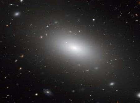 οφείλεται στην έλλειψη αερίου και σκόνης που απαιτούνται για τη δηµιουργία νέων αστέρων. Εικόνα 5: Ο ελλειπτικός γαλαξίας NG 1132.