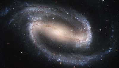 Εικόνα 8: Ο ραβδωτός σπειροειδής γαλαξίας NG 1300222. Στους ανώµαλους γαλαξίες (Irr) εντάσσονται εκείνοι που δεν παρουσιάζουν κάποια εµφανή συµµετρία.