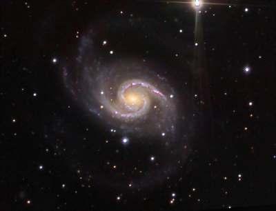 Εικόνα 9: Ο γαλαξίας Seyfert Ι NG 1566. Οι γαλαξίες Seyfert είναι σπειροειδείς γαλαξίες µε πολύ λαµπρούς πυρήνες και σε συνηθισµένες φωτογραφίες εµφανίζονται σαν αστέρες.