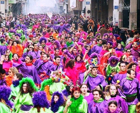 Μεταξωτές κορδέλες βάζουν στις φουστανέλες ενώ στο στήθος κρεμούν βαρύτιμα χρυσά στολίδια, καδένες καρφίτσες. Οι ντάμες είναι μασκαρεμένοι νεαροί χαμηλού αναστήματος. Όλοι φορούν μάσκες.