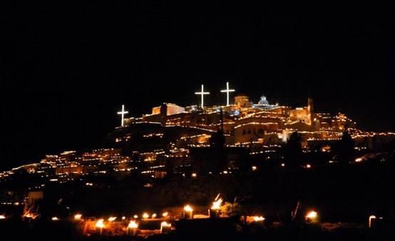 Στην Καλαμάτα, αναβιώνει ένα έθιμο, που πηγάζει από τους απελευθερωτικούς αγώνες του 1821, ο διαγωνισμός των «μπουλουκιών» (ομάδες παικτών) ή αλλιώς σαϊτοπόλεμος.