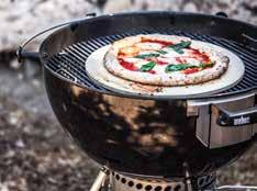 Στην πραγματικότητα, η λέξη πίτσα προέρχεται από τον 10 ο αιώνα, αλλά η σύγχρονη πίτσα με τη μορφή της επίπεδης πίτας με τυρί από πάνω άρχισε να πωλείται στη Νάπολη το 18 ο αιώνα.