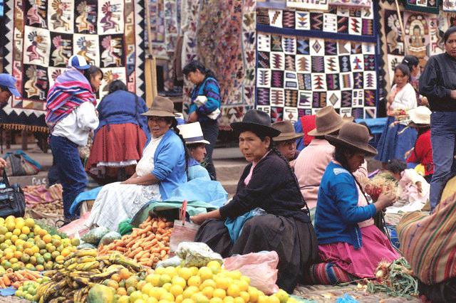 Μία από αυτές είναι το Πίσακ, εμπορικό κέντρο της περιοχής τότε και τώρα. Πολύχρωμη πολύβουη, πολυπληθής πολυ...πάζαρη, η αγορά του Πίσακ προσφέρεται για είδη λαϊκής περουβιανής τέχνης.