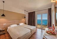 Δωρεάν Δωρεάν Δωρεάν Δωρεάν Family 1 χώρου * 730 800 1025 1120 ΘΕΣΗ ΣΩΤΗΡΑ, ΚΑΡΠΕΝΗΣΙ Το Siagas Beach Hotel διαθέτει 101 δωμάτια με εντυπωσιακή θέα στον κόλπο του Σαρωνικού και τα Γεράνεια Όρη.