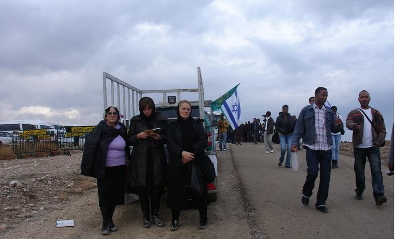 στα νερά του Ιορδάνη ποταμού και την ίδια ώρα περιστέρια λευκά πετούν στον ουρανό θυμίζοντας την παρουσία του Αγίου Πνεύματος στην βάφτιση του Χριστού.