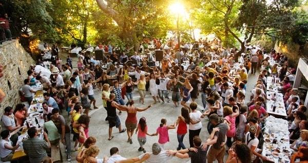 Στα πανηγύρια της Μεγαλόχαρης Μερικά από τα πιο γνωστά πανηγύρια του Δεκαπενταύγουστου σε όλη την Ελλάδα γίνονται στη γιορτή των εξής εκκλησιών: Παναγία Αγιασώτισσα στην Αγιάσο της Λέσβου, Κοίμηση