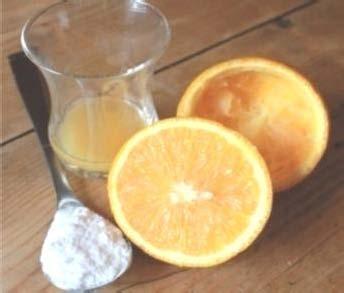 μαγειρικής σόδας σε ένα ποτήρι χυμό πορτοκαλιού.