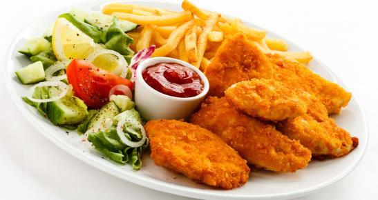 ΠΙΑΤΑ ΗΜΕΡΑΣ DISHES OF THE DAY Κοτοπουκιές με πατάτες Chicken nuggets with chips Φιλέτο κοτόπουλο ψητό με πατάτες Roast chicken with chip Μπιφτέκι ψητό με πατάτες Roast burger with chips Μπιφτέκι