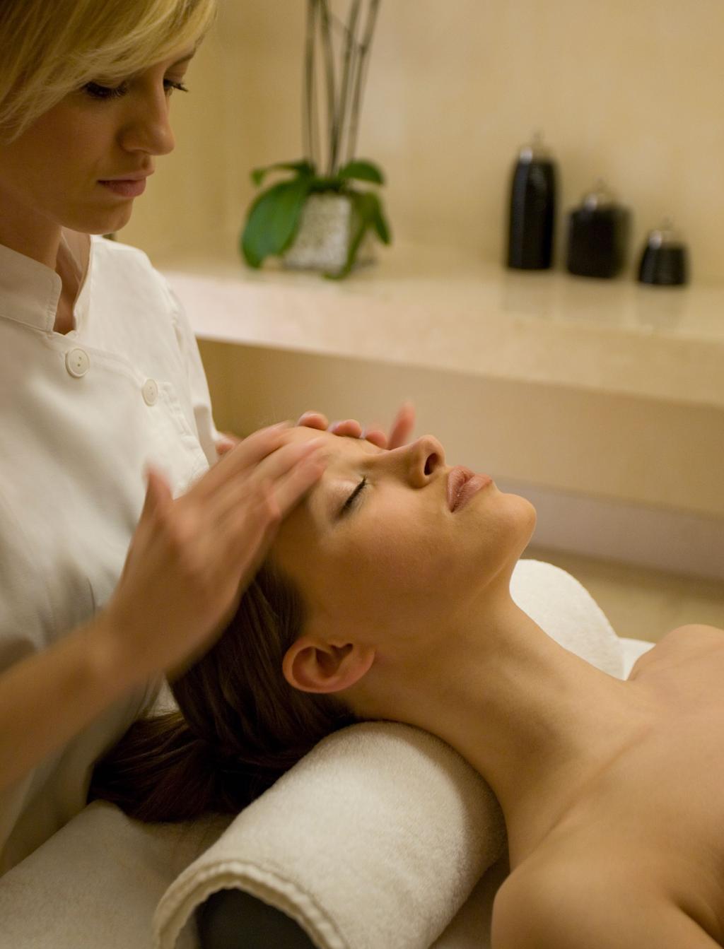 facial Treatments Deep Cleansing: Καθαρισμός προσώπου με χρήση ατμού, κατάλληλος για όλους τους τύπους δέρματος, που απομακρύνει το σμήγμα και τα νεκρά κύτταρα και ενυδατώνει το δέρμα με την εφαρμογή