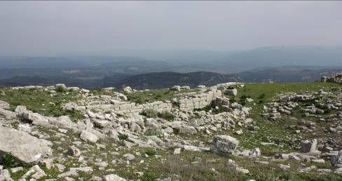 Το αρχαίο θέατρο, το επωνοµαζόµενο χάριν συντοµίας «θέατρο της Πλατιάνας», βρίσκεται εντός των τειχών της αρχαίας Ακρόπολης στην κορυφή του όρους Λαπίθα.