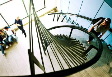 Γνώρισε το IST Ίδρυση Το IST ιδρύθηκε το 1989, σε συνεργασία με ομάδα πανεπιστημιακών καθηγητών. Ανήκει στον εκπαιδευτικό οργανισμό Γ. Καστρινάκη & Δρακ.