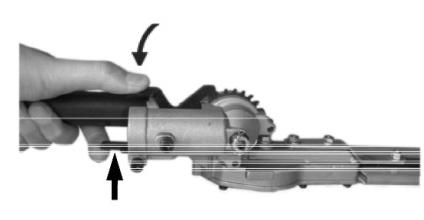 Adjusting oil flow rate Never fill the oil reservoir nor adjust the oiler with the engine running.