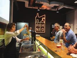 άνθρωποι της Αθηναϊκής Ζυθοποιίας, η οποία συμμετείχε στην πρωτοβουλία