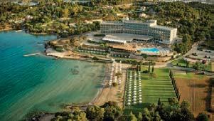 Δανείζεται το όνομά του από το μικρό νησάκι της Χηνίτσας, που βρίσκεται ακριβώς απέναντι και λειτουργεί σαν φυσικός κυματοθραύστης στην ονειρεμένη παραλία, που απλώνεται ακριβώς μπροστά