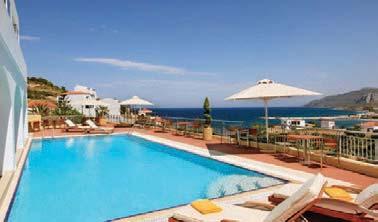 στο Velvet Pool Bar με μπισκότα & ποπ κορν για τα παιδιά.