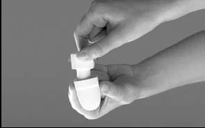 Ανοίξτε τη συσκευή εισπνοής - Κρατήστε σταθερά το κάτω μέρος της συσκευής εισπνοής με το ένα χέρι.