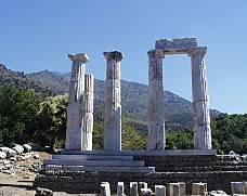 Η ΘΡΗΣΚΕΙΑ ΤΩΝ «ΜΕΓΑΛΩΝ ΘΕΩΝ» Εκείνο που ανέδειξε τη Σαμοθράκη και την έκανε πασίγνωστη στον αρχαίο κόσμο ήταν η μυστηριακή θρησκεία που είχε τις ρίζες της στα προελληνικά φύλα που κατοικούσαν το