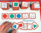 Τα πεντόμινο είναι συνθέσεις ορθογωνίων σε πέντε διαφορετικά χρώματα από σκληρό πλαστικό. Οι μαθητές θα πρέπει να ταιριάξουν τα ορθογώνια έτσι ώστε να δημιουργούν γεωμετρικά στερεά στο επίπεδο.