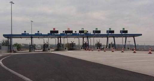 2. 3 (τρείς) Μετωπικούς & 10 (δέκα) Πλευρικούς Σταθμούς Διοδίων i. Μετωπικοί Αφιδνών περί τη Χ.Θ. 32+355 Θήβας περί τη Χ.Θ. 96+115 Τραγάνας περί τη Χ.Θ. 135+715 ii. Πλευρικοί 2 στον ΑΚ Καπανδριτίου Χ.