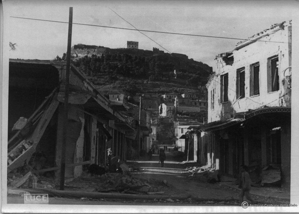Αποτελέσματα του γερμανικού βομβαρδισμού στη Λαμία τον Αρπίλιο του 1941. Η γωνία των οδών Αγίου Νικολάου και Ροζάκη Αγγελή.