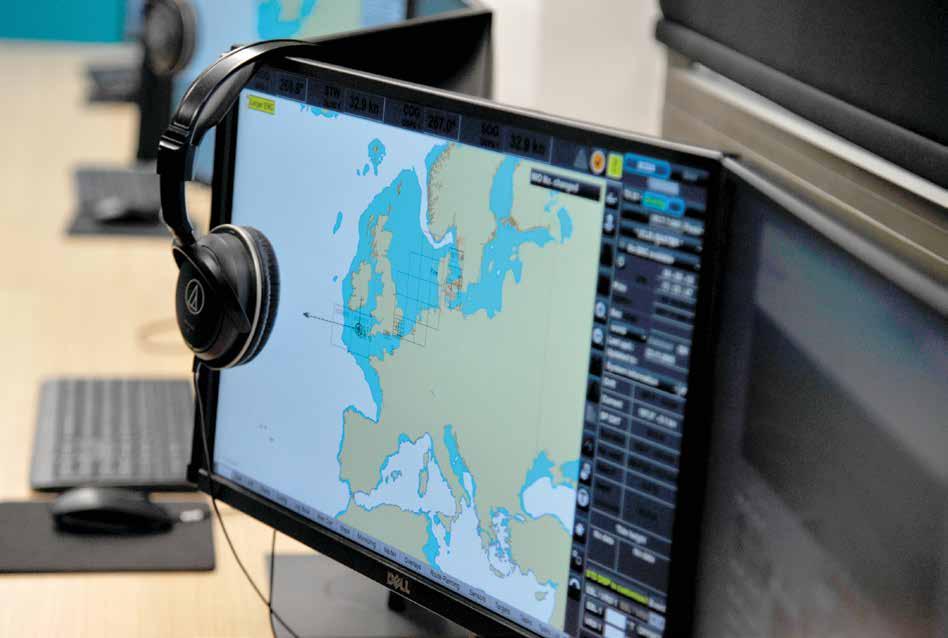 Το σύστημα αυτό παρέχει τη δυνατότητα εκτέλεσης, σε δέκα σταθμούς εργασίας, των εργασιών και διαδικασιών προετοιμασίας, σχεδίασης, εκτέλεσης και υποτύπωσης του πλου ενός πλοίου με τον ίδιο τρόπο με