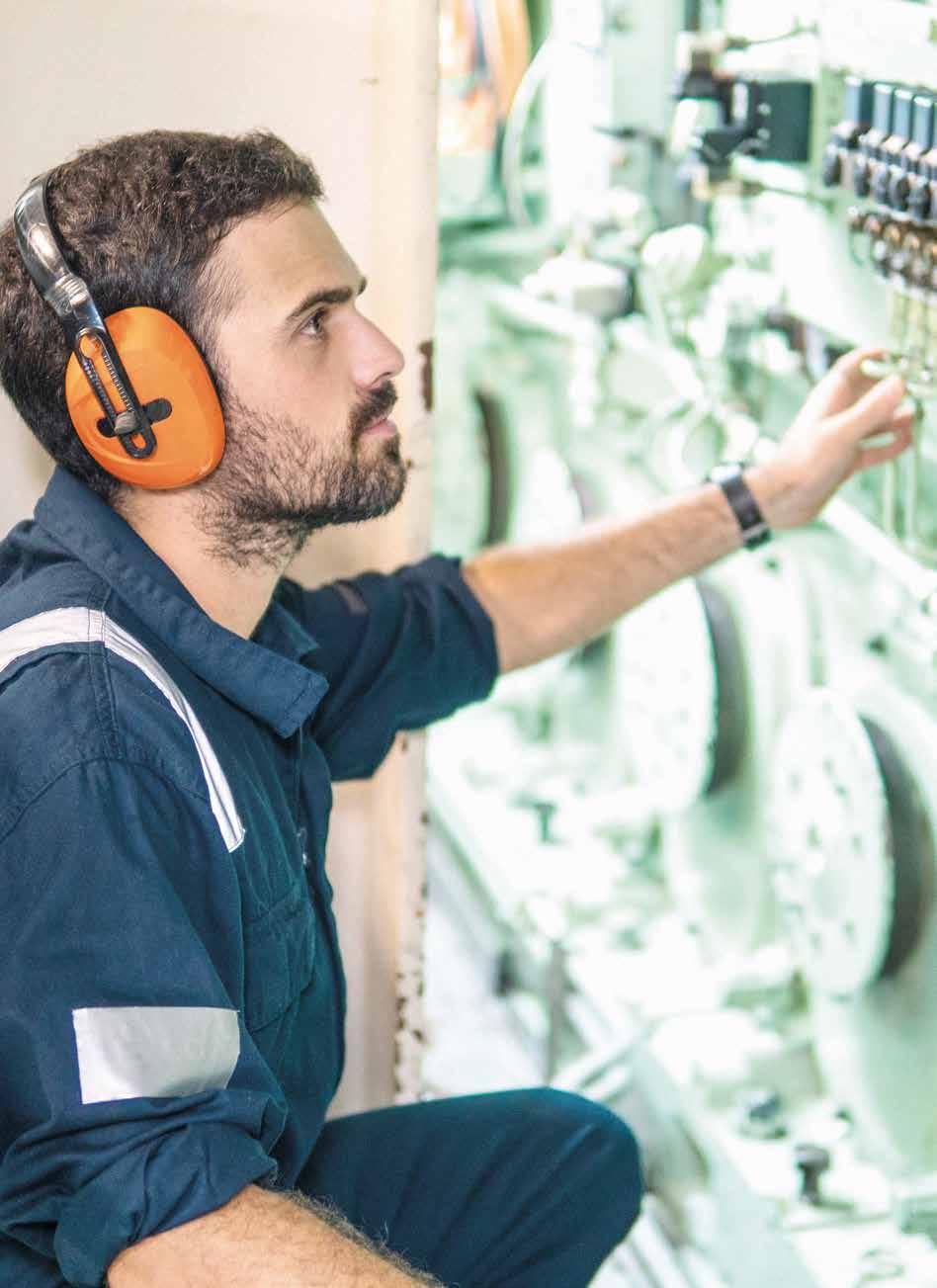 ΒEng (Hons) Marine Engineering & Management 51 ΔΙΑΡΚΕΙΑ: 4 Ή 5 ΕΤΗ Υπό τη διοίκηση του Α Μηχανικού, το τμήμα Μηχανής είναι υπεύθυνο για την ασφάλεια, την απόδοση και την αποτελεσματικότητα των