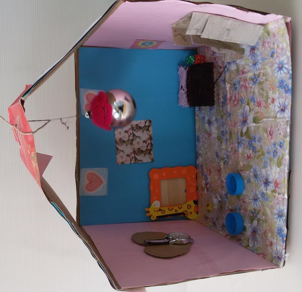 Φρόσω Τσιανά Ειρήνη Αντωνίου Στ 2 Στ 2 Τίτλος: Σπίτι από ανακυκλώσιμα υλικά Είναι ένα παιχνίδι-κουκλόσπιτο.