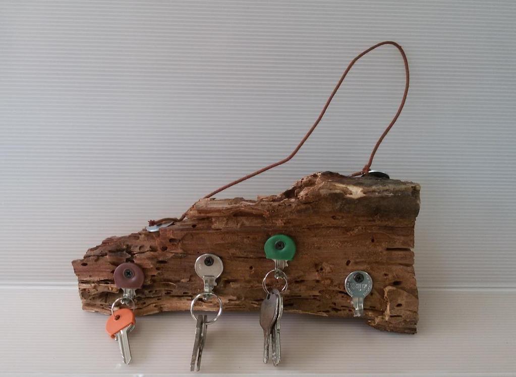 Χαρή Βαλέρια Α 1 Τίτλος: Κρεμάστρα κλειδιών Η κατασκευή μου είναι ένα χρηστικό αντικείμενο.