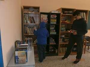 Η δανειστική Βιβλιοθήκη και Παιγνιοθήκη έχει διαμορφωθεί σε έναν όμορφο και ειδικά διαμορφωμένο χώρο του Προεπαγγελματικού 2, ο οποίος είναι