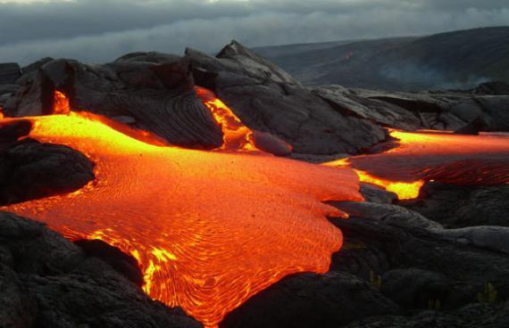 4. Ποια εδάφη ονομάζονται ηφαιστειογενή; Η λάβα, που βγαίνει από τον κρατήρα του ηφαιστείου, ρέει στις γύρω