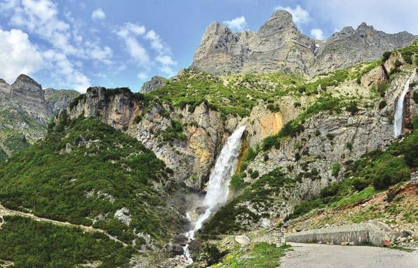 Το πετρόχτιστο Αθηνά προσφέρει μοναδική φιλοξενία, αρχοντική ατμόσφαιρα, εκπληκτική θέα και σπιτικές αγνές γεύσεις.