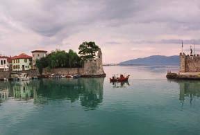 Αργότερα θα περάσουμε από το Χάνι του Μπανιά με την παλιά στρατιωτική γέφυρα που ενώνει τις δυο όχθες του Εύηνου και θα βρεθούμε στο ιστορικό Θέρμο όπου το κρυφό Σχολειό με τα κέρινα ομοιώματα.