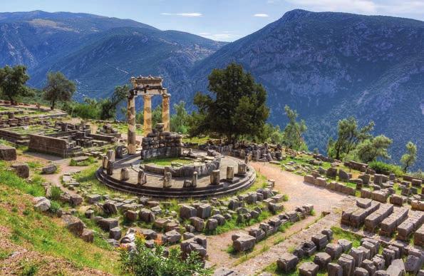 Αυγουστίνου & Σεραφείμ, γνωστή για το μεγαλύτερο καμπαναριό της Ελλάδος (έχει 400 σήμαντρα και 62 καμπάνες), αλλά και από τους..παπαροκάδες!