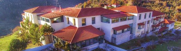 την πλατεία του Μυστρά, δημιουργήθηκε τον Ιούλιο του 2018 το πρώτο ξενοδοχείο της χώρας μας, αφιερωμένο στην θεραπευτική ολιστική ευζωία μέσω εξειδικευμένων θεραπειών Spa.