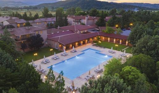 Σας προτείνουμε οκτώ διαφορετικές επιλογές, η κάθε μία με τα δικά της, ιδιαίτερα χαρακτηριστικά, για να επιλέξετε άνετα. Για τα Χριστούγεννα, την Πρωτοχρονιά και τα Θεοφάνεια.