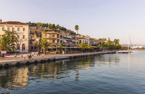 Κάθε ευρύχωρο δωμάτιο στο Kymi Palace έχει πλακάκια στο δάπεδο και καθιστικό. Όλα περιλαμβάνουν τηλεόραση επίπεδης οθόνης και ιδιωτικό μπάνιο με ντους.