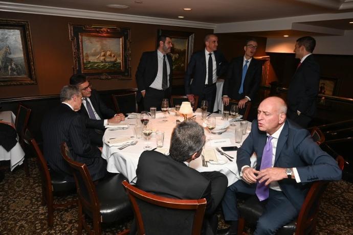 Kλειστό δείπνο εργασίας με εκπροσώπους αμερικανικών funds Στο δείπνο συμμετείχαν μέλη της ελληνικής αποστολής, εκπρόσωποι των χορηγών του Forum και αμερικανικών funds και συζητήθηκαν οι επενδυτικές