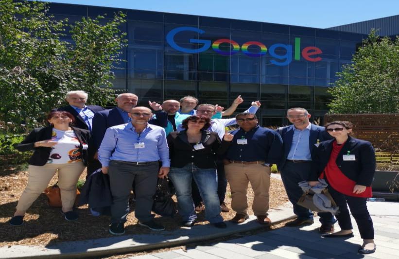 Επίσκεψη στη Google Επίσκεψη των μελών της αποστολής στις εγκαταστάσεις της Google, όπου τους έγινε ξενάγηση στις εκπληκτικές ομολογουμένως εγκαταστάσεις της από δύο Ελληνίδες μηχανικούς-στελέχη της