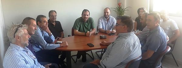 Η συνάντηση πραγματοποιήθηκε σε φιλικό κλίμα και συζητήθηκαν θέματα που αφορούν την καθαριότητα του κέντρου της πόλης, τον οδοφωτισμό, την εύρυθμη λειτουργία των καταστημάτων, τον εορτασμό των