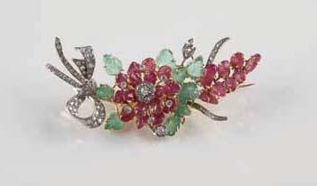 189 Broche retenant chacun un petit rubis dans un entourage de quatre cabochons turquoises, l ensemble relié par un nœud Poids brut : 11 gr (750 millièmes) 230 300 190 Lot comprenant quatre
