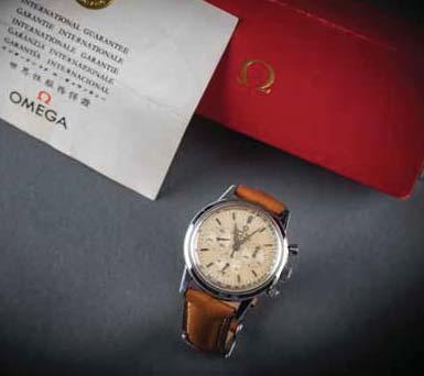 329 FERRARI n 308541 - Vers 1995 Montre-bracelet en acier, lunette dorée et gravée FERRARI, cadran let d origine en cuir, boucle déployante siglée. Diam : 30 mm. Très bon état. Ecrin et documents.