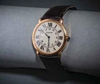 Diam : 35 mm Poids brut : 45,7 g. Le fond de boîtier porte une gravure. 1000 1300 337 324 LIP Dauphine Vers 1965 Montre-bracelet de dame en or 750 millièmes, boîtier à fond clippé.