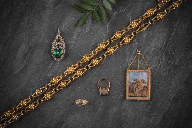 12 13 7 1 9 1 Pendentif ancien ouvrant en or jaune retenant une plaque de nacre entre deux verres, au décor de peinture dorée représentant un ange, soutenu par trois chainettes maille forçat