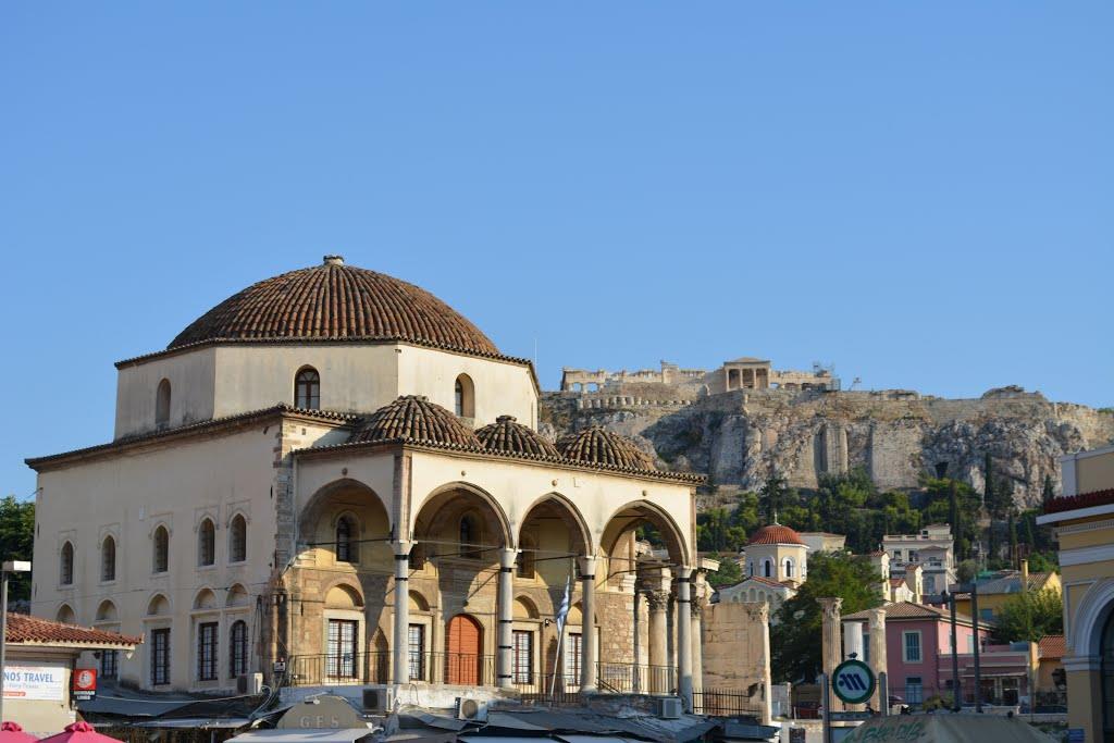 ΤΖΑΜΙ ΜΟΝΑΣΤΗΡΑΚΙ Δεξιά από τον σταθμό του μετρό, στον πεζόδρομο του Μοναστηρακίου, δεσπόζει το μουσουλμανικό τζαμί. Χτίστηκε το 1759.