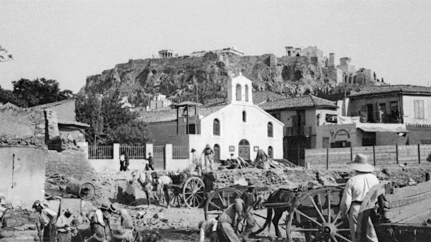 ΨΥΡΡΗ Η μικρή συνοικία του Ψυρρή βρίσκεται στο ιστορικό κέντρο της Αθήνας και είναι μια από τις παλαιότερες συνοικίες της πόλης. Απλώνεται γύρω από την Πλατεία Ψυρρή.