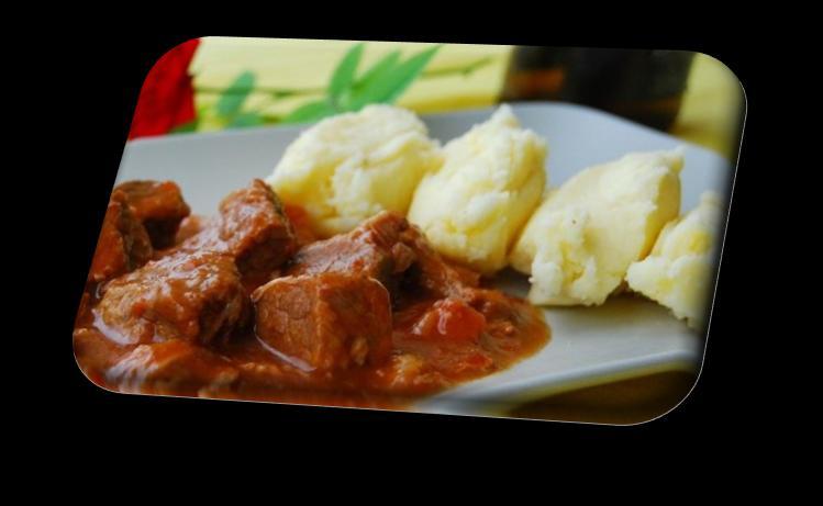 Μοσχάρι κοκκινιστό με πουρέ Beef with red sauce with mashed potatoes Μοσχαρίσιο