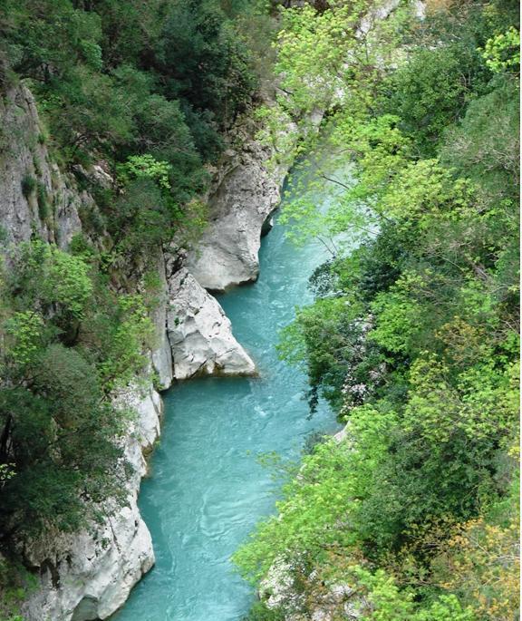 ΕΚΔΡΟΜΗ ΣΤΙΣ ΠΗΓΕΣ ΤΟΥ ΑΧΕΡΟΝΤΑ 7-8-9 Ιουνίου Στα βουνά του Σουλίου, σε υψόμετρο 1.600 μέτρων, 2 μόλις χλμ. από το χωριό Γλυκή συναντάμε τις πηγές του Αχέροντα.