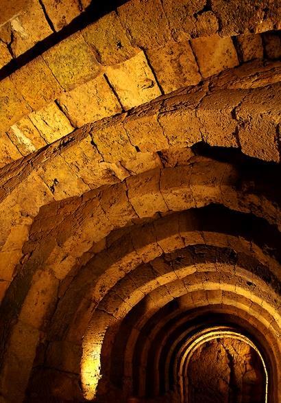 οστά των προγόνων τους τα έκαψαν στη πλατεία της αγοράς για να μη βεβηλωθούν από τους Αλβανούς! Το απόγευμα της ίδιας ημέρας επιβιβάστηκαν σε πλοία και πέρασαν στη Κέρκυρα.