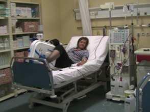 ποδηλατούσαν σε ύπτια θέση με ταχύτητα 45-50 στροφές ανά λεπτό σε ειδικό εργοποδήλατο που είχε τοποθετηθεί πάνω στο κρεβάτι της αιμοκάθαρσης (Model 881 Monark Rehab Trainer, Monark Exercise AB,